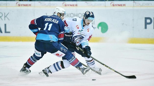 Petr Koblasa z Chomutova v souboji s Lukášem Dernerem z Liberce. Petr Koblasa z Chomutova v souboji s Lukášem Dernerem z Liberce.