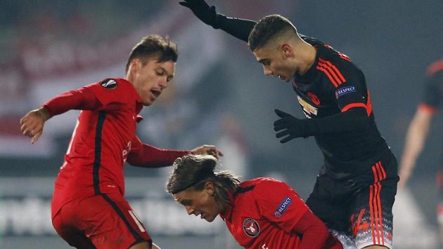 Václav Kadlec (vlevo) a jeho spoluhráč z FC Midtjylland Kristoffer Olsson (uprostřed) bojují s Andreasem Pereirou z Manchesterm United o míč. Václav Kadlec (vlevo) a jeho spoluhráč z FC Midtjylland Kristoffer Olsson (uprostřed) bojují s Andreasem Pereirou z Manchesterm United o míč.