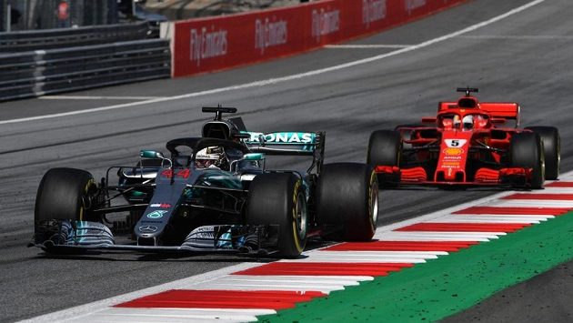 Lewis Hamilton z Mercedesu a Sebastian Vettel z Ferrari. Lewis Hamilton z Mercedesu a Sebastian Vettel z Ferrari.