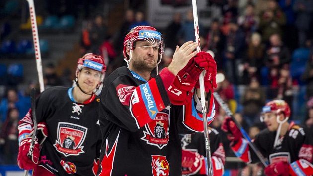 Střelec hattricku Jaroslav Bednář (uprostřed) z Hradce Králové oslavuje výhru nad Pardubicemi. Střelec hattricku Jaroslav Bednář (uprostřed) z Hradce Králové oslavuje výhru nad Pardubicemi.