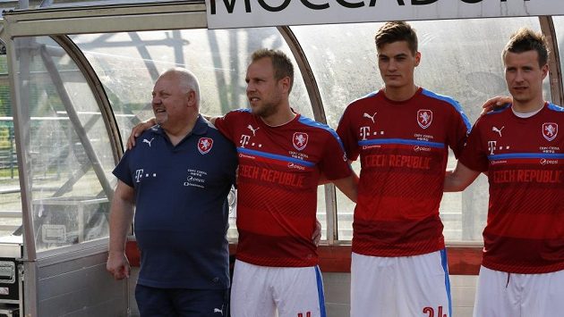 Jaroslav Dudl na archivním snímku po boku hráčů české reprezentace Daniela Koláře, Patrika Schicka a Lukáše Marečka. Jaroslav Dudl na archivním snímku po boku hráčů české reprezentace Daniela Koláře, Patrika Schicka a Lukáše Marečka.