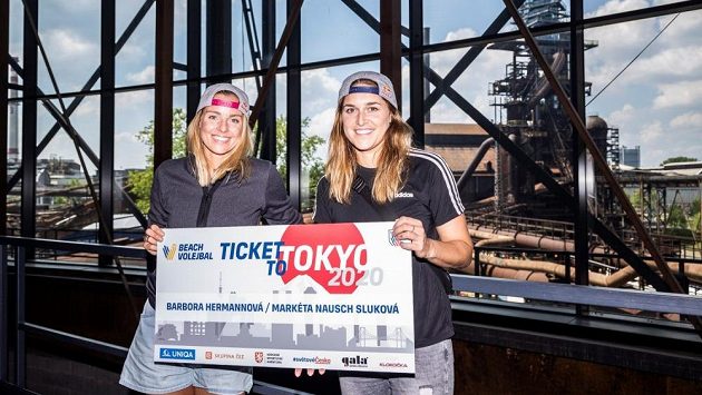Markéta Nausch Sluková (vlevo) s Barborou Hermannovou si z Ostravy mohly odvézt i symbolicky lístek do Tokia. Markéta Nausch Sluková (vlevo) s Barborou Hermannovou si z Ostravy mohly odvézt i symbolicky lístek do Tokia.