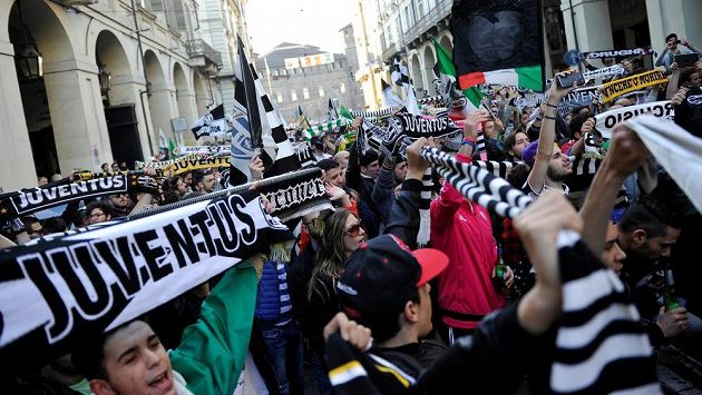 V Turíně už se oslavuje titul Juventusu. V Turíně už se oslavuje titul Juventusu.