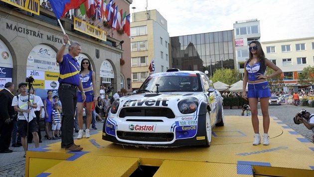 Čeští závodníci Václav Pech a Petr Uhel s autem Mini John Cooper Works S2000 na startu Barum rally. Čeští závodníci Václav Pech a Petr Uhel s autem Mini John Cooper Works S2000 na startu Barum rally.