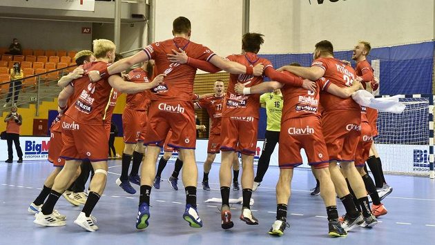 Tým České republiky se raduje z vítězství a postupu na ME házenkářů. Tým České republiky se raduje z vítězství a postupu na ME házenkářů.
