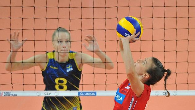 Kateřina Valková připravuje útok, brání Dalila-Lilly Topicová ze Švédska. Kateřina Valková připravuje útok, brání Dalila-Lilly Topicová ze Švédska.