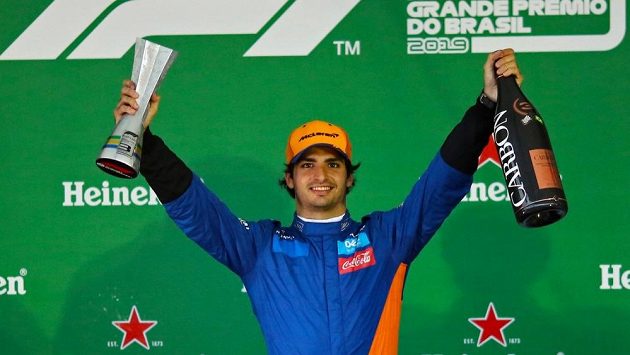 Carlos Sainz se po penalizaci soupeře dostal na třetí místo. Carlos Sainz se po penalizaci soupeře dostal na třetí místo.