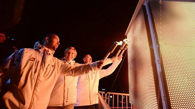 Zleva zlatí olympijští medailisté akrobat Aleš Valenta, běžkyně na lyžích Kateřina Neumannová a hokejista Dominik Hašek zapalují symbolický olympijský oheň. Zleva zlatí olympijští medailisté akrobat Aleš Valenta, běžkyně na lyžích Kateřina Neumannová a hokejista Dominik Hašek zapalují symbolický olympijský oheň.