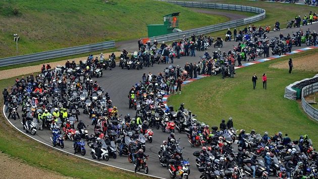 V Brně na Masarykově okruhu se uskutečnila vzpomínková jízda za tragicky zesnulého jezdce MotoGP Itala Marca Simoncelliho spojená s pokusem o překonání rekordu v počtu motocyklů. V Brně na Masarykově okruhu se uskutečnila vzpomínková jízda za tragicky zesnulého jezdce MotoGP Itala Marca Simoncelliho spojená s pokusem o překonání rekordu v počtu motocyklů.