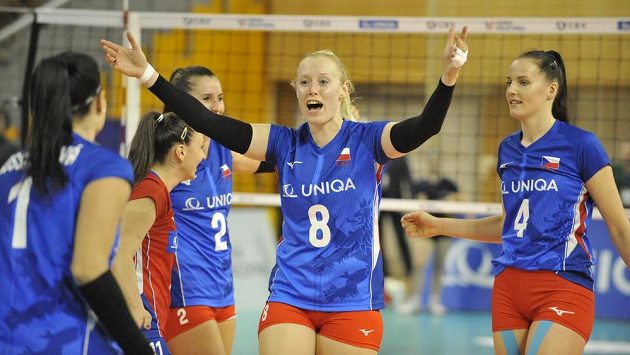 Volejbalistka Barbora Purchartová (druhá zprava) z ČR se raduje z vítězství v utkání Evropské ligy. Vpravo je Gabriela Orvošová z ČR. Volejbalistka Barbora Purchartová (druhá zprava) z ČR se raduje z vítězství v utkání Evropské ligy. Vpravo je Gabriela Orvošová z ČR.
