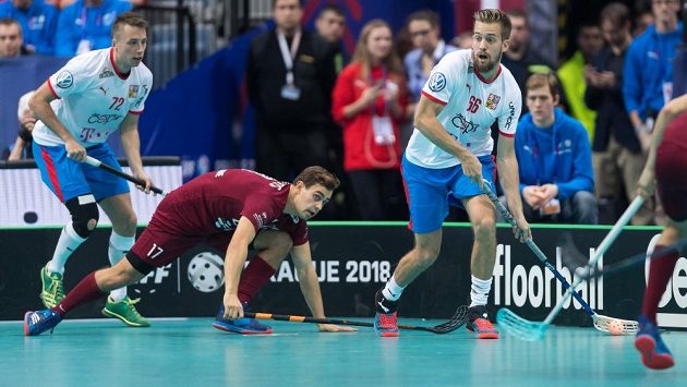 Patrik Dóža hledá spoluhráče v zápase s Lotyšskem. Patrik Dóža hledá spoluhráče v zápase s Lotyšskem.