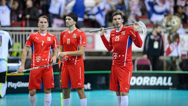 Milan Tomašík (zleva), Tomáš Sladký a Tom Ondrušek jakoby stále nemohli uvěřit porážce s Finskem. Milan Tomašík (zleva), Tomáš Sladký a Tom Ondrušek jakoby stále nemohli uvěřit porážce s Finskem.