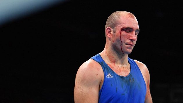 Krvácející rumunský boxer Mihai Nistor na olympiádě v Riu. Ani tady se vysněné medaile nedočkal. Krvácející rumunský boxer Mihai Nistor na olympiádě v Riu. Ani tady se vysněné medaile nedočkal.