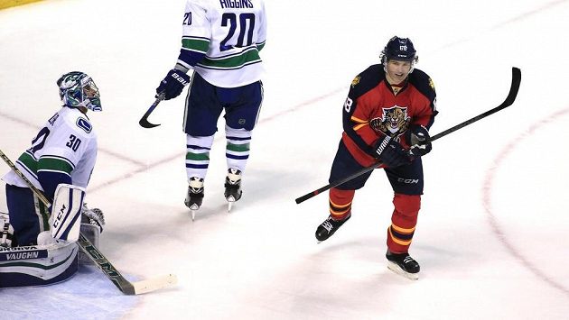 Jaromír Jágr (vpravo) se raduje z gólu, který vstřelil brankáři Vancouveru Ryanu Millerovi Jaromír Jágr (vpravo) se raduje z gólu, který vstřelil brankáři Vancouveru Ryanu Millerovi