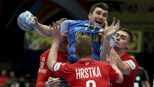 Český házenkář Jakub Hrstka brání Ukrajince Dmytra Ilčenka. Český házenkář Jakub Hrstka brání Ukrajince Dmytra Ilčenka.
