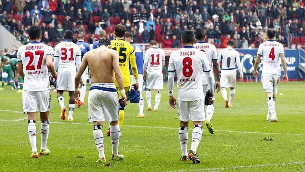 Zdrcení fotbalisté Hamburku po prohře v Augsburgu. Zdrcení fotbalisté Hamburku po prohře v Augsburgu.