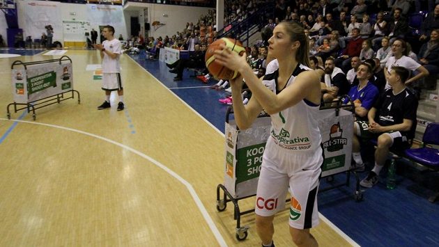 Basketbalistka Karolína Elhotová při dovednostní soutěži. Basketbalistka Karolína Elhotová při dovednostní soutěži.
