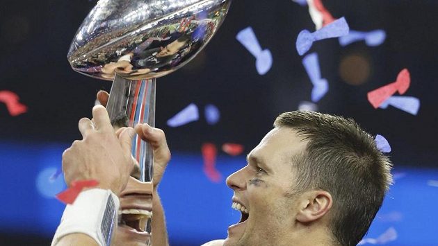 Quarterback týmu New England Patriots Tom Brady slaví s trofejí Vince Lombardiho po Super Bowlu. Quarterback týmu New England Patriots Tom Brady slaví s trofejí Vince Lombardiho po Super Bowlu.