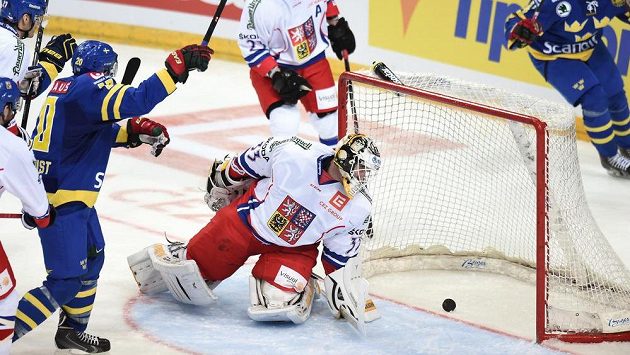 Český brankář Pavel Francouz dostává pátý gól během v duelu se Švédy. Český brankář Pavel Francouz dostává pátý gól během v duelu se Švédy.