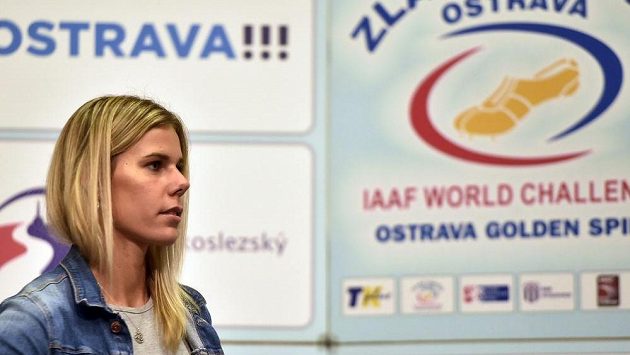 Oštěpařka Nikola Ogrodníková před atletickým mítinkem Zlatá tretra. Oštěpařka Nikola Ogrodníková před atletickým mítinkem Zlatá tretra.