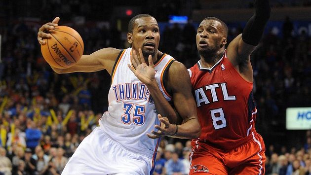 Basketbalista Oklahomy Kevin Durant (č. 35) drží míč před bránícím Shelvinem Mackem z Atlanty. Basketbalista Oklahomy Kevin Durant (č. 35) drží míč před bránícím Shelvinem Mackem z Atlanty.