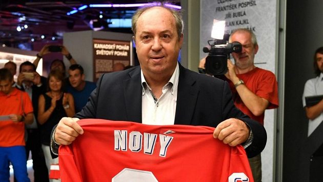 Legendární kanonýr Milan Nový v Síni slávy českého hokeje. Legendární kanonýr Milan Nový v Síni slávy českého hokeje.