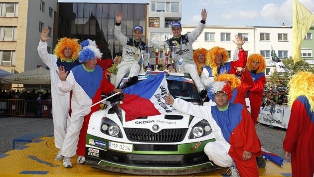 Jan Kopecký (vpravo) a Pavel Dresler s fanoušky po vítězství při Barum rallye 2013 - archivní fotografie. Jan Kopecký (vpravo) a Pavel Dresler s fanoušky po vítězství při Barum rallye 2013 - archivní fotografie.