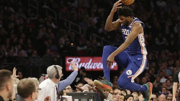 Basketbalista Philadelphie 76ers Joel Embiid skáče do publika Madison Square Garden během utkání s New Yorkem Knicks. Basketbalista Philadelphie 76ers Joel Embiid skáče do publika Madison Square Garden během utkání s New Yorkem Knicks.