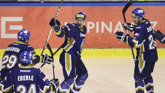 Kladenský útočník Jakub Valský (třetí zleva) slaví ve druhém duelu vítězný gól do sítě Pardubic. Kladenský útočník Jakub Valský (třetí zleva) slaví ve druhém duelu vítězný gól do sítě Pardubic.