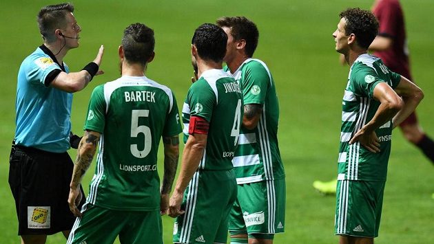 Fotbalisté Bohemians se zlobí na rozhodčího během derby se Spartou. Fotbalisté Bohemians se zlobí na rozhodčího během derby se Spartou.