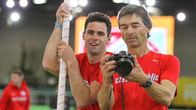Tyčkař Jan Kudlička má před startem šampionátu dobrou náladu, jeho kouč Boleslav Patera zatím studuje záběry tréninkových skoků. Tyčkař Jan Kudlička má před startem šampionátu dobrou náladu, jeho kouč Boleslav Patera zatím studuje záběry tréninkových skoků.