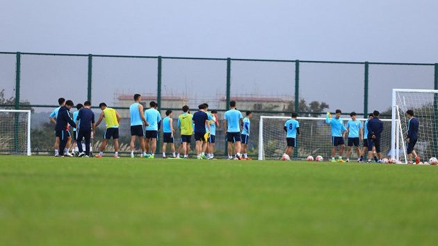 Fotbalisté čínského klubu Ťiang-su Su-ning během tréninku na Chaj-nanu. Fotbalisté čínského klubu Ťiang-su Su-ning během tréninku na Chaj-nanu.