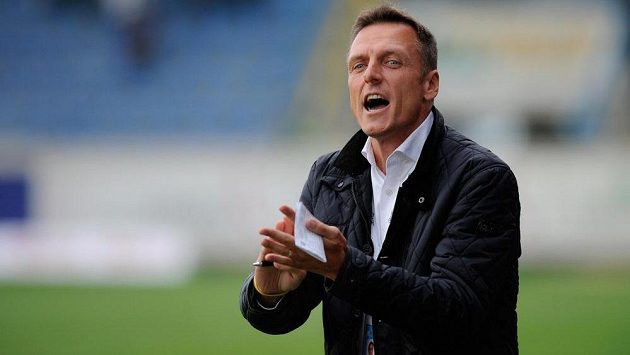 Trenér Dukly Luboš Kozel na archivním snímku z utkání v Liberci. Trenér Dukly Luboš Kozel na archivním snímku z utkání v Liberci.