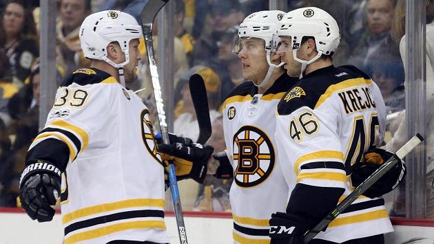 Zleva Matt Beleskey, David Pastrňák a David Krejčí slaví jediný gól Bostonu v Pittsburghu. Zleva Matt Beleskey, David Pastrňák a David Krejčí slaví jediný gól Bostonu v Pittsburghu.