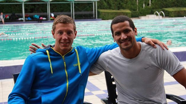 Český plavec Jan Micka (vlevo) s tuniským esem Usámou Mellúlím na archivním snímku. Český plavec Jan Micka (vlevo) s tuniským esem Usámou Mellúlím na archivním snímku.