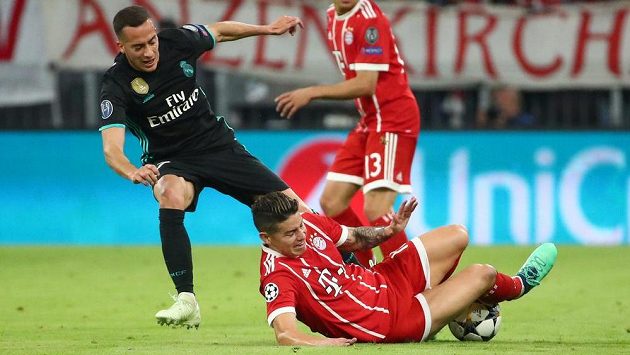 Bitva gigantů v semifinále Ligy mistrů. James Rodriguez v dresu Bayernu v akci s madridským Lucasem Vazquezem. Bitva gigantů v semifinále Ligy mistrů. James Rodriguez v dresu Bayernu v akci s madridským Lucasem Vazquezem.