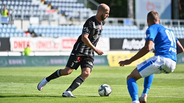 Kapitán Českých Budějovic Martin Králik (vlevo) a útočník Baníku Ladislav Almási v utkání 3. kola Fortuna ligy. Kapitán Českých Budějovic Martin Králik (vlevo) a útočník Baníku Ladislav Almási v utkání 3. kola Fortuna ligy.