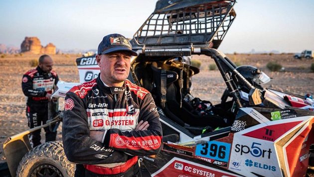 Tomáš Enge si premiérový Dakar užívá, platí ale nováčkovskou daň. Tomáš Enge si premiérový Dakar užívá, platí ale nováčkovskou daň.