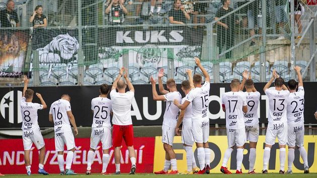 Hradečtí fotbalisté se radují z výhry. Hradečtí fotbalisté se radují z výhry.