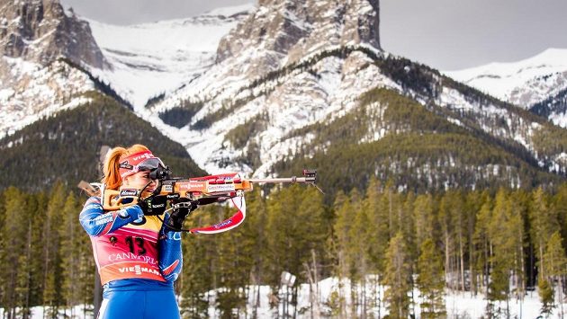 Gabriela Soukalová na střelnici během sprintu v kanadském Canmore. Gabriela Soukalová na střelnici během sprintu v kanadském Canmore.