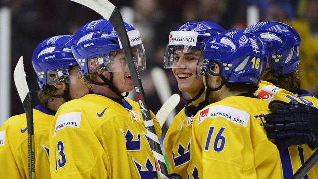 Hokejisté Švédska se radují z gólu proti Norsku v utkání na MS do 20 let. Hokejisté Švédska se radují z gólu proti Norsku v utkání na MS do 20 let.