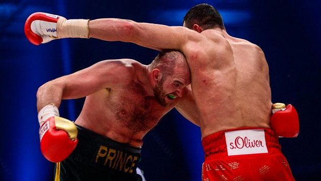 Tyson Fury (vlevo) v listopadovém souboji s Vladimirem Kličkem. Uskuteční se odveta? Tyson Fury (vlevo) v listopadovém souboji s Vladimirem Kličkem. Uskuteční se odveta?