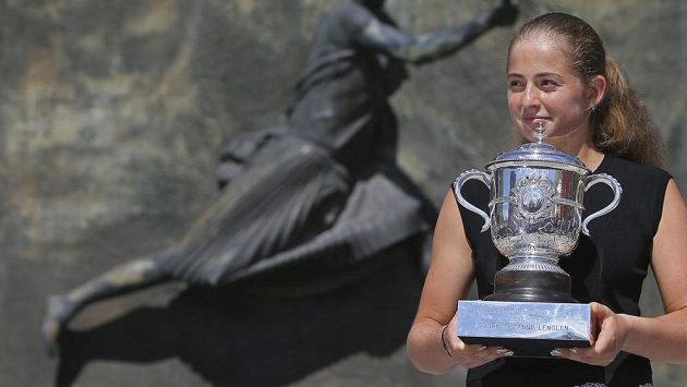Lotyšská tenistka Jelena Ostapenková pózuje s trofejí pro vítězku French Open. Lotyšská tenistka Jelena Ostapenková pózuje s trofejí pro vítězku French Open.
