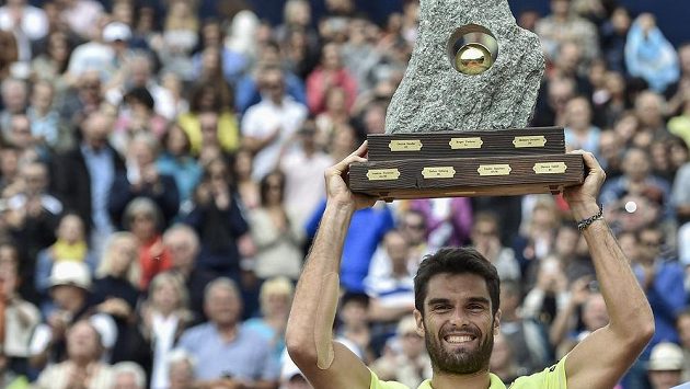 Španěl Pablo Andujar se raduje z triumfu na turnaji v Gstaadu. Španěl Pablo Andujar se raduje z triumfu na turnaji v Gstaadu.