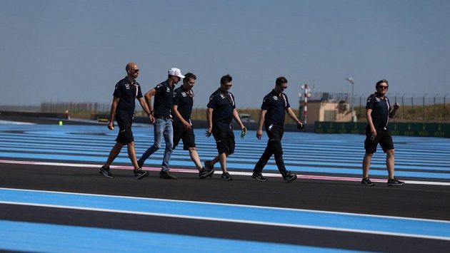 Esteban Ocon(druhý zleva) se s týmem Force India prochází po okruhu Paul Ricard před Velkou cenou Francie. Esteban Ocon(druhý zleva) se s týmem Force India prochází po okruhu Paul Ricard před Velkou cenou Francie.