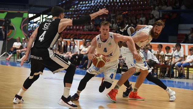 Zleva Petr Benda z Nymburka a Tomáš Vyoral a Jakub Krakovič z Děčína. Zleva Petr Benda z Nymburka a Tomáš Vyoral a Jakub Krakovič z Děčína.