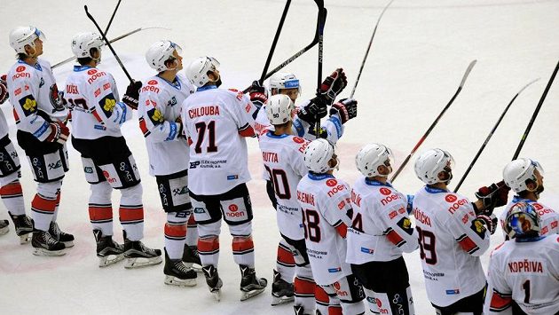Hokejisté Chomutova zdraví fanoušky po vítězství nad Spartou. Hokejisté Chomutova zdraví fanoušky po vítězství nad Spartou.