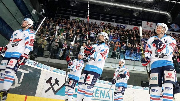 Chomutovští hráči se radují z vítězství nad Mladou Boleslaví v předkole play off hokejové extraligy i z postupu do čtvrtfinále. Chomutovští hráči se radují z vítězství nad Mladou Boleslaví v předkole play off hokejové extraligy i z postupu do čtvrtfinále.