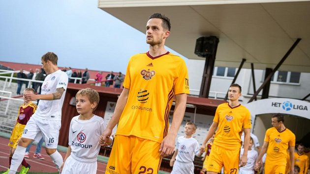Obránce Dukly Mario Holek (vpředu) nastupuje na Julisce k ligovému zápasu se Slováckem. Obránce Dukly Mario Holek (vpředu) nastupuje na Julisce k ligovému zápasu se Slováckem.