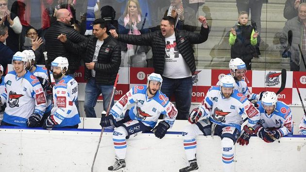 Radost na chomutovské střídačce po vyhraném utkání s Třincem. Radost na chomutovské střídačce po vyhraném utkání s Třincem.